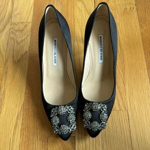 Like new Manolo Blahnik Hangisi Pump in Black